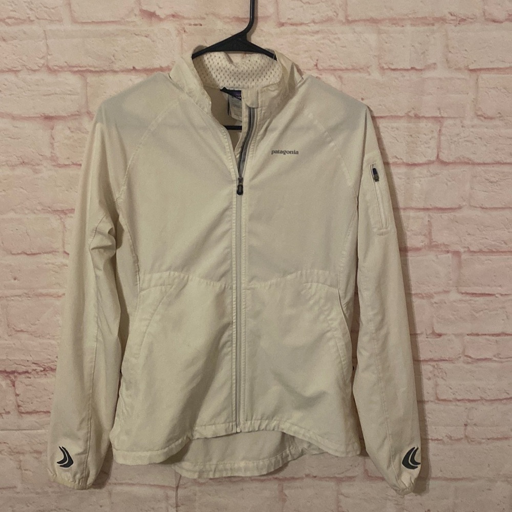 Patagonia women’s pure white windbreaker